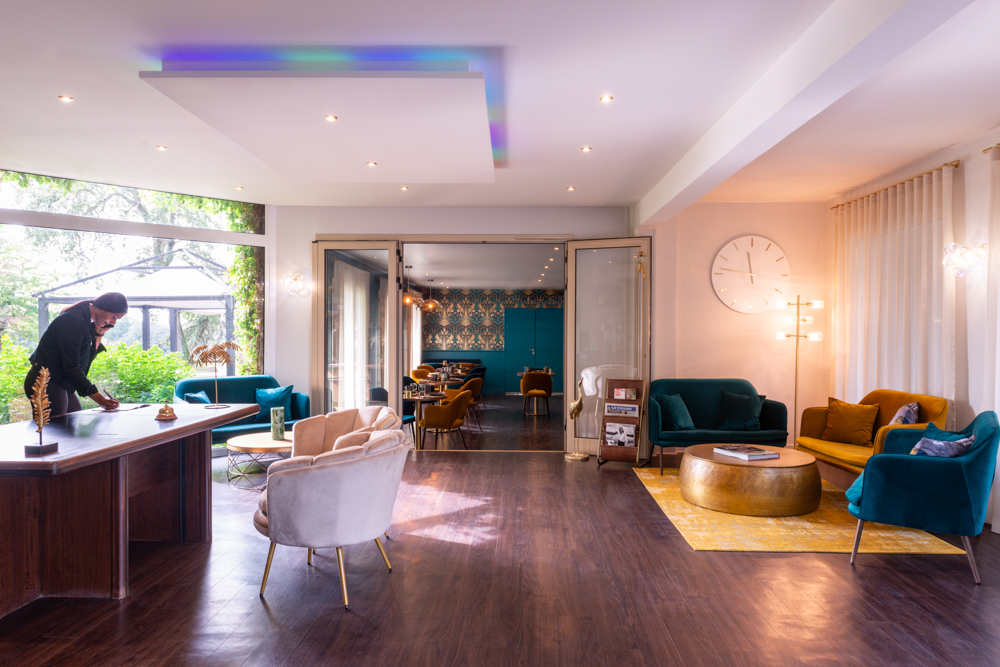 Table de petit déjeuner dressée élégamment à l'Orleans Parc Hotel