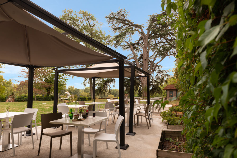 Petit déjeuner en terrasse à l'Orleans Parc Hotel