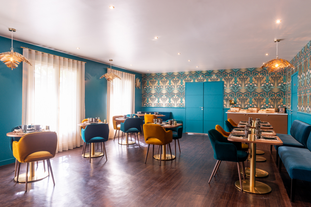 Coin petit déjeuner avec vue sur le jardin de l'Orleans Parc Hotel