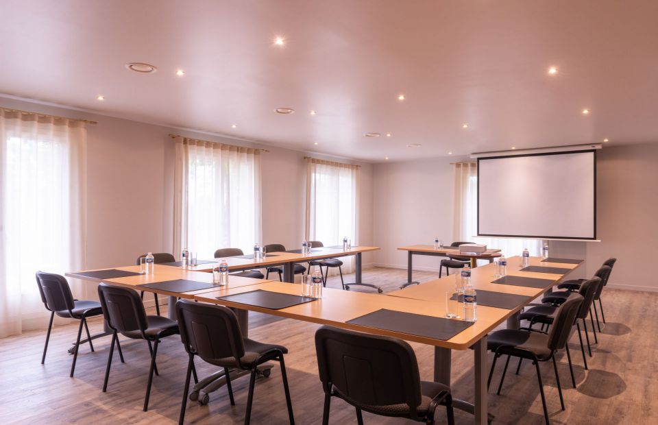 Salle de réunion moderne à l'Orleans Parc Hotel, idéale pour les ateliers de travail