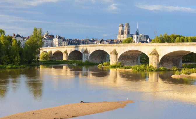 Vue sur la chapelle historique de Saint Mesmin depuis l'Orleans Parc Hotel