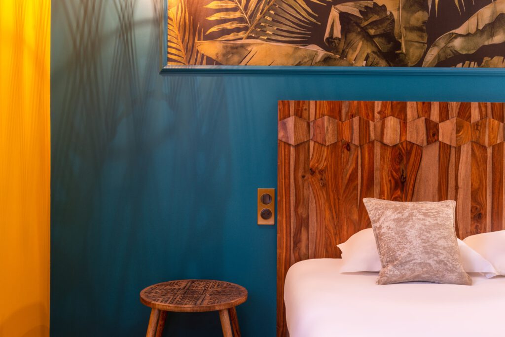 Chambre triple spacieuse et propre à l'Orleans Parc Hotel