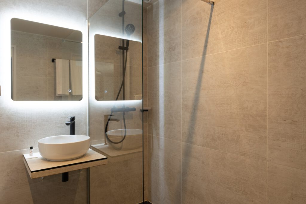 Salle de bain équipée et hygiénique à l'Orleans Parc Hotel