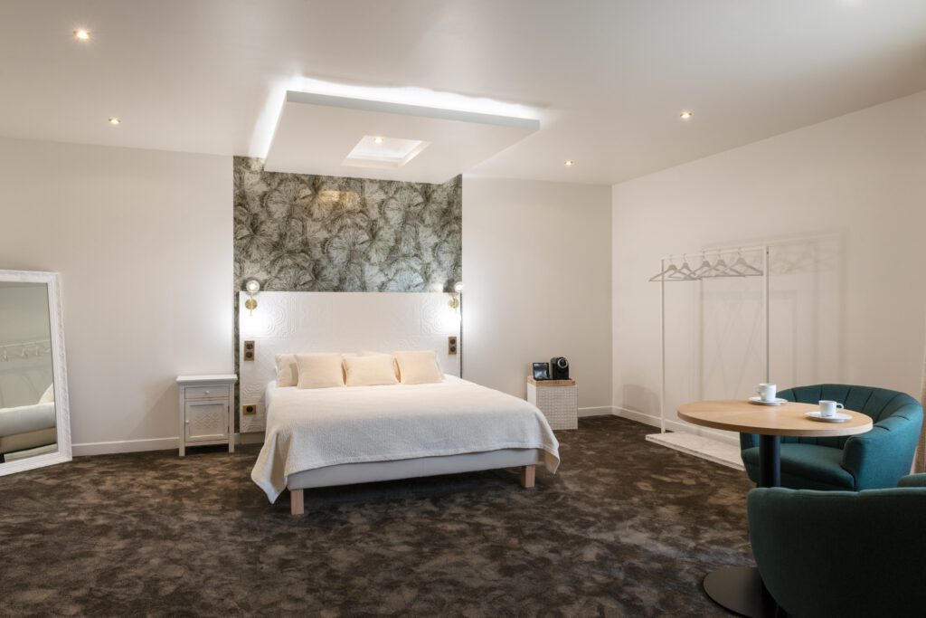 Chambre aérée et lumineuse, nettoyée avec soin à l'Orleans Parc Hotel